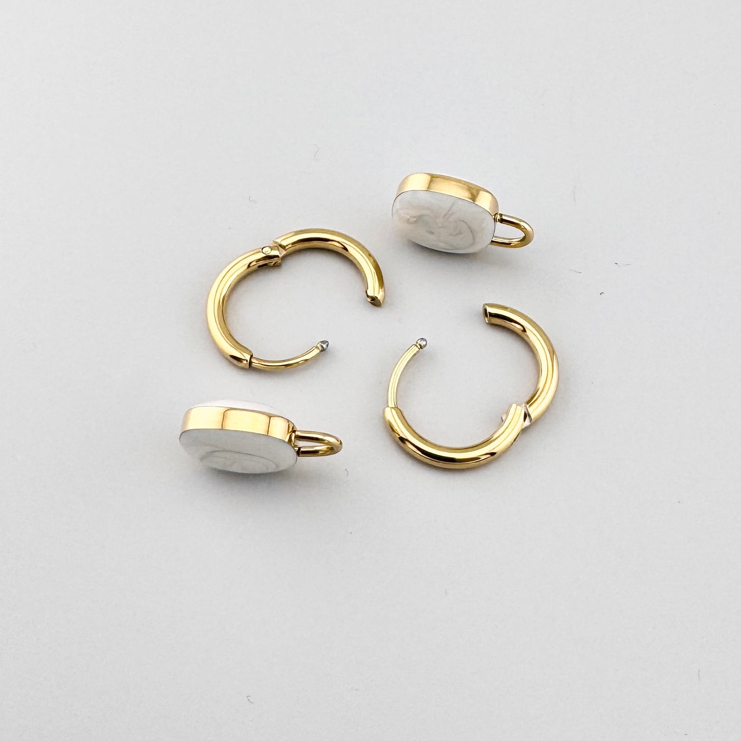 Créoles dorées avec pendentifs en porcelaine blanche albâtre, marque française Cannelle.