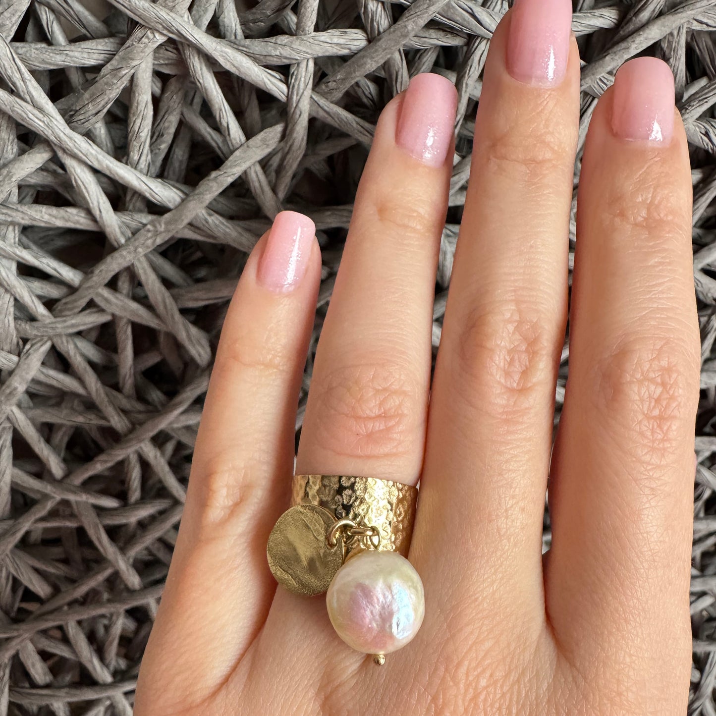 Ring with pendant and pearls IRL (France)