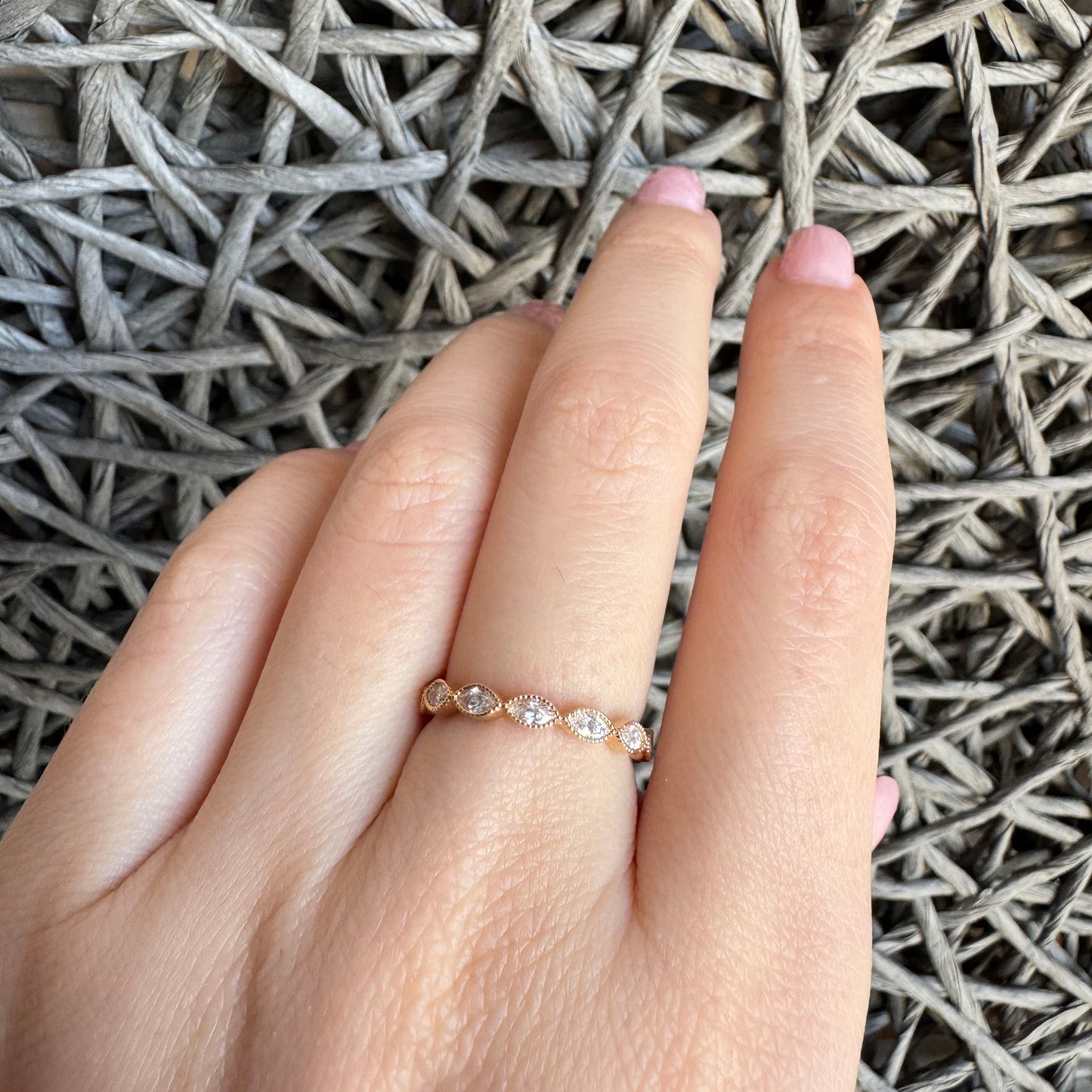 Bague dorée avec zircons en forme de feuille et détails en relief, marque française IRL.