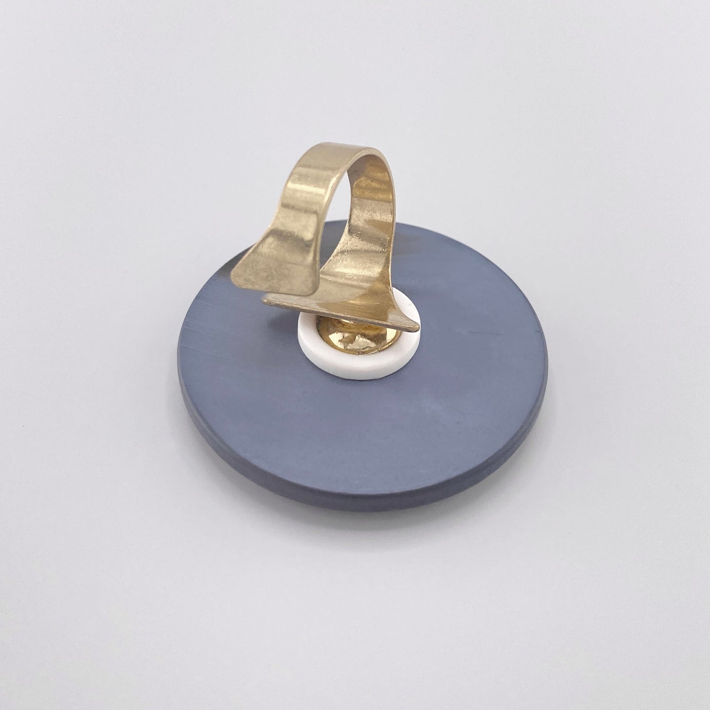 величезна каблучка