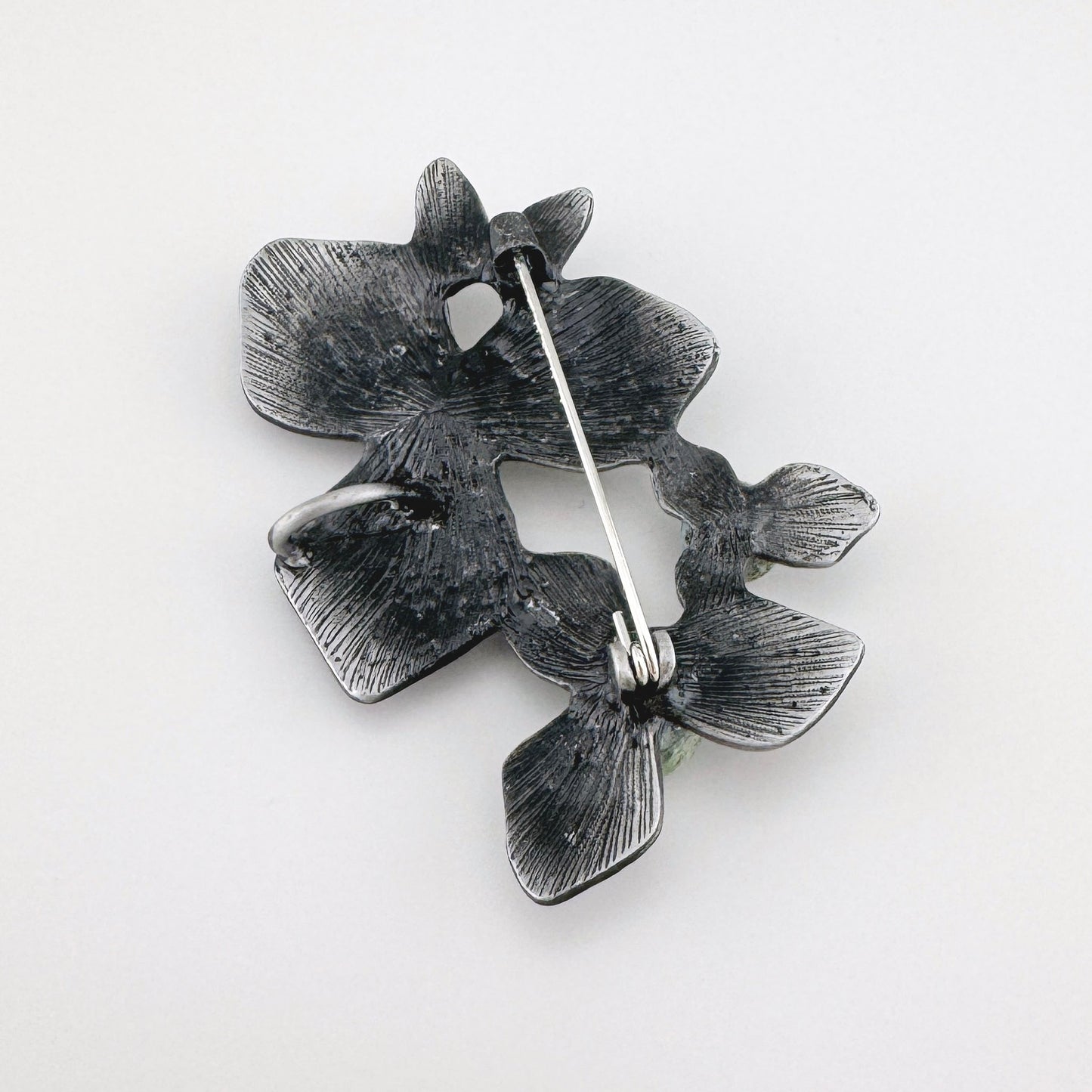 Blumenbrosche aus Metall