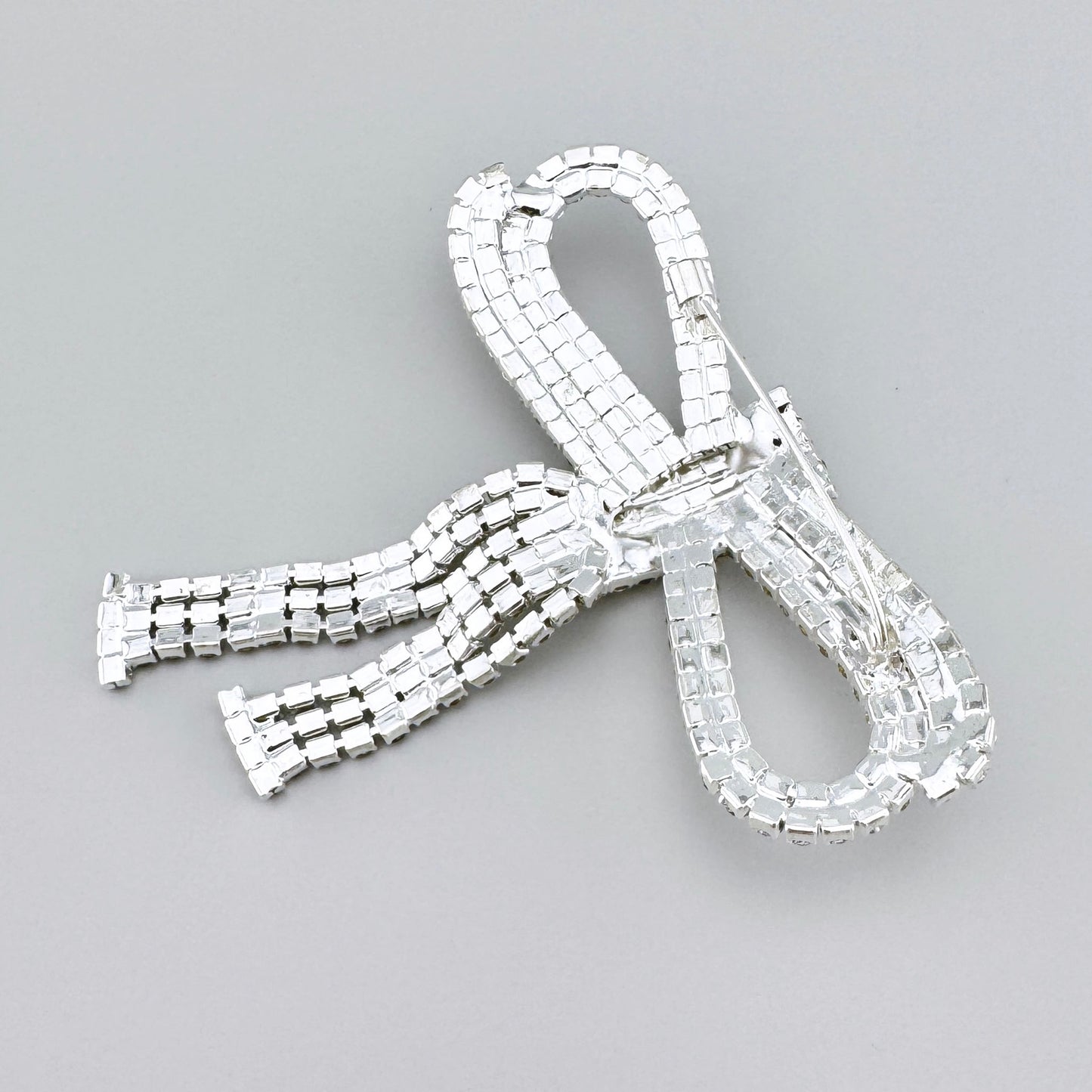 Schleifenbrosche mit Zirkonen