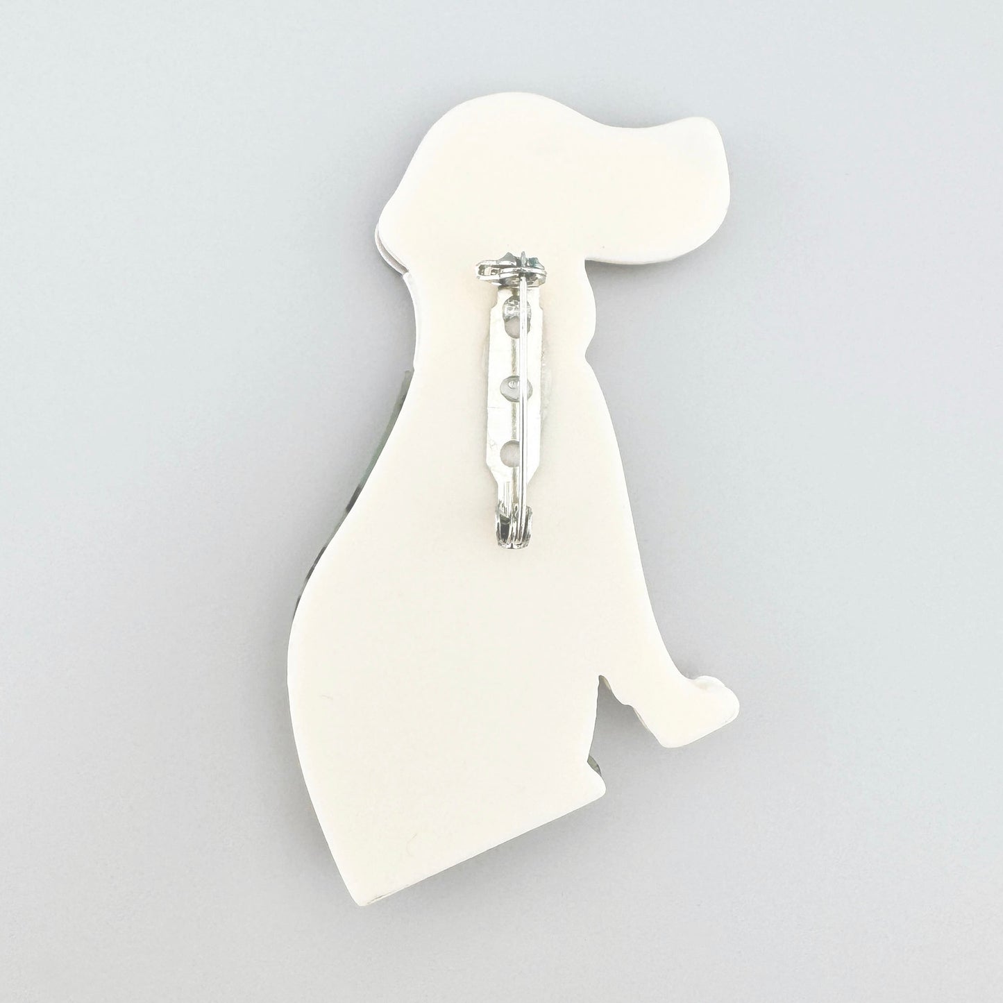 Broche con forma de perro con camiseta verde de estampado de leopardo, marca española Sonata.