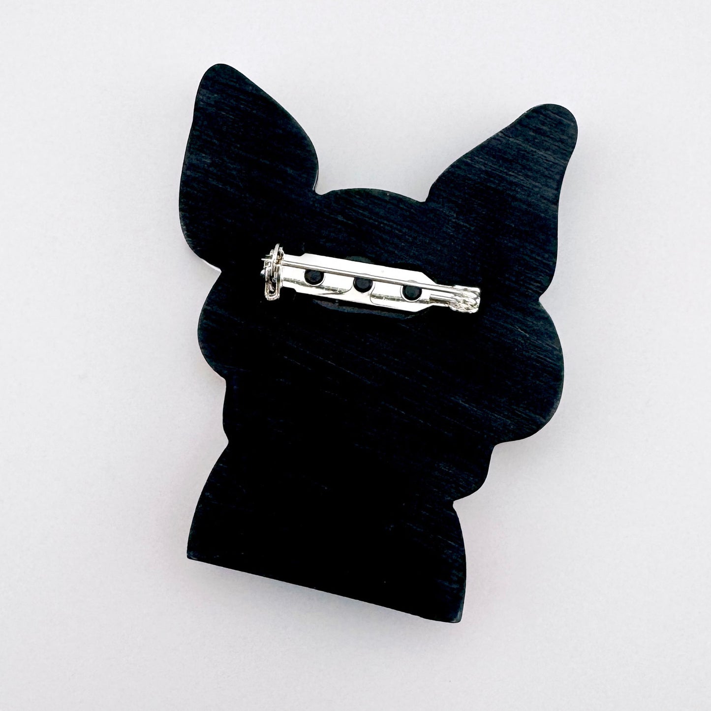 Broche con forma de bulldog francés con gafas de sol, diseño colorido de acrílico.