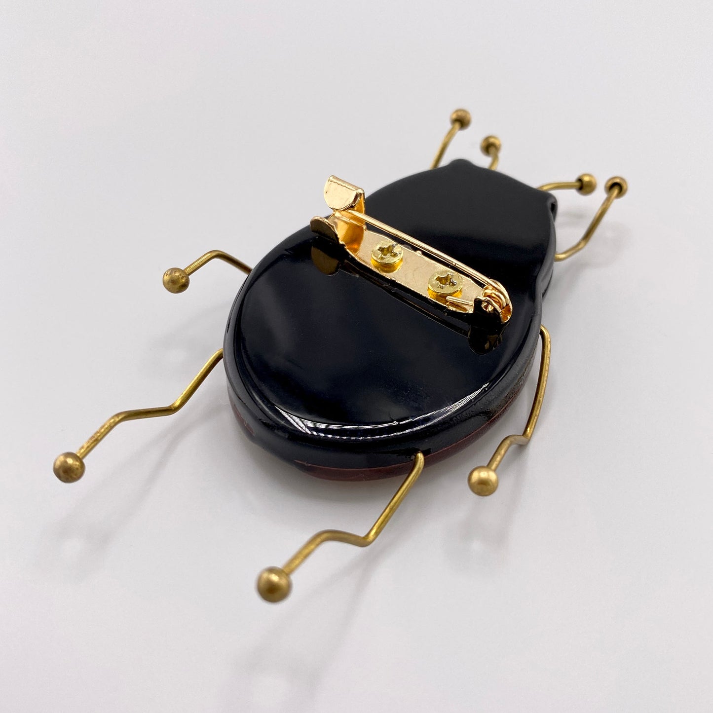 Брошка комаха