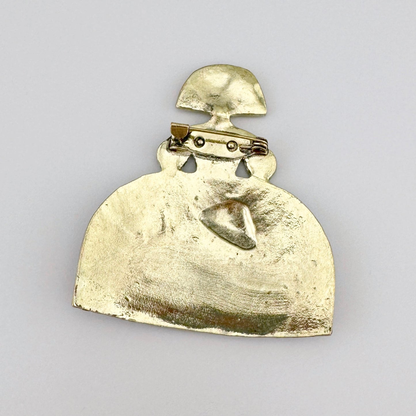 Broche con forma de dama elegante en vestido pastel, hecho de metal y esmalte.