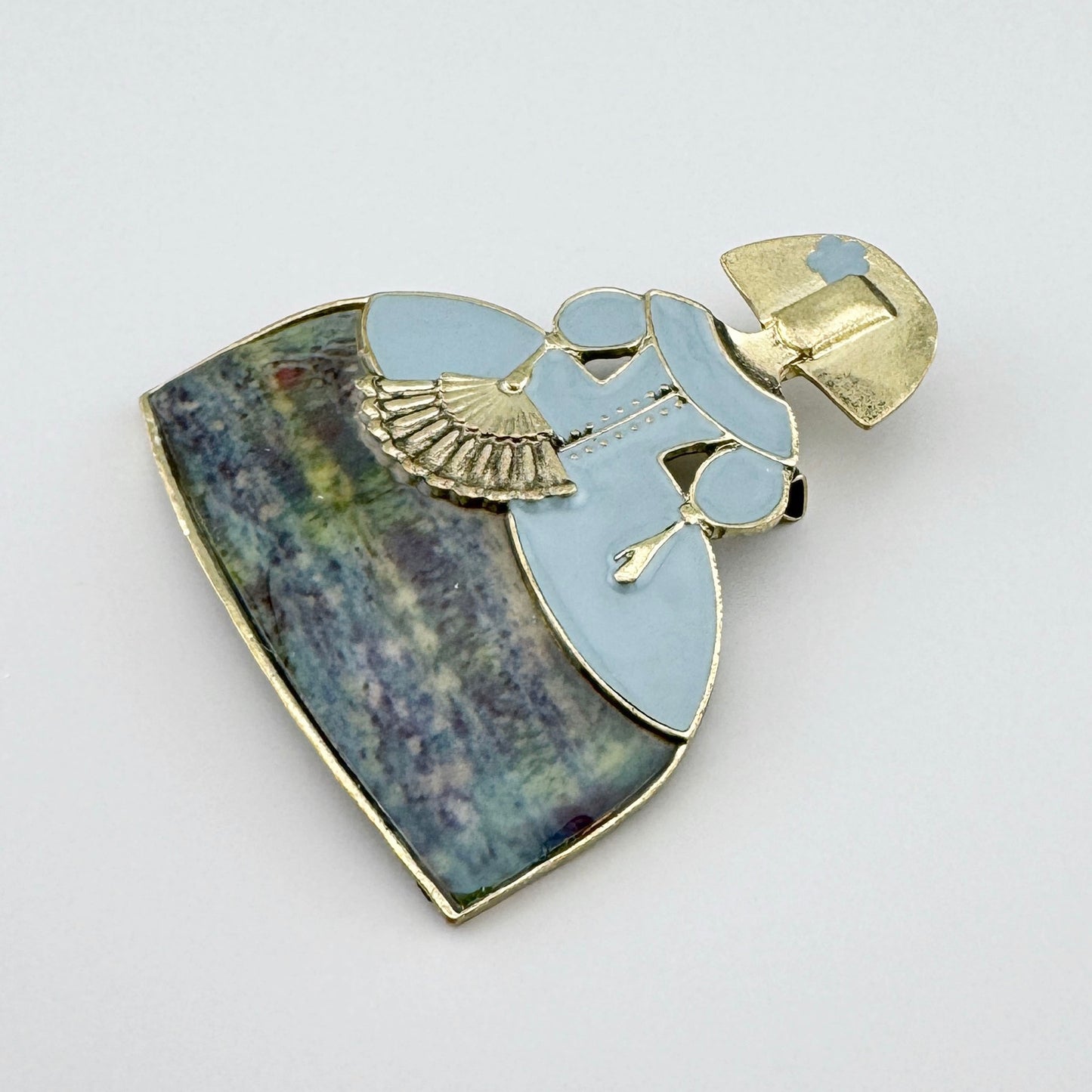 Brosche in Form einer eleganten Dame im Pastellkleid, aus Metall und Emaille gefertigt.