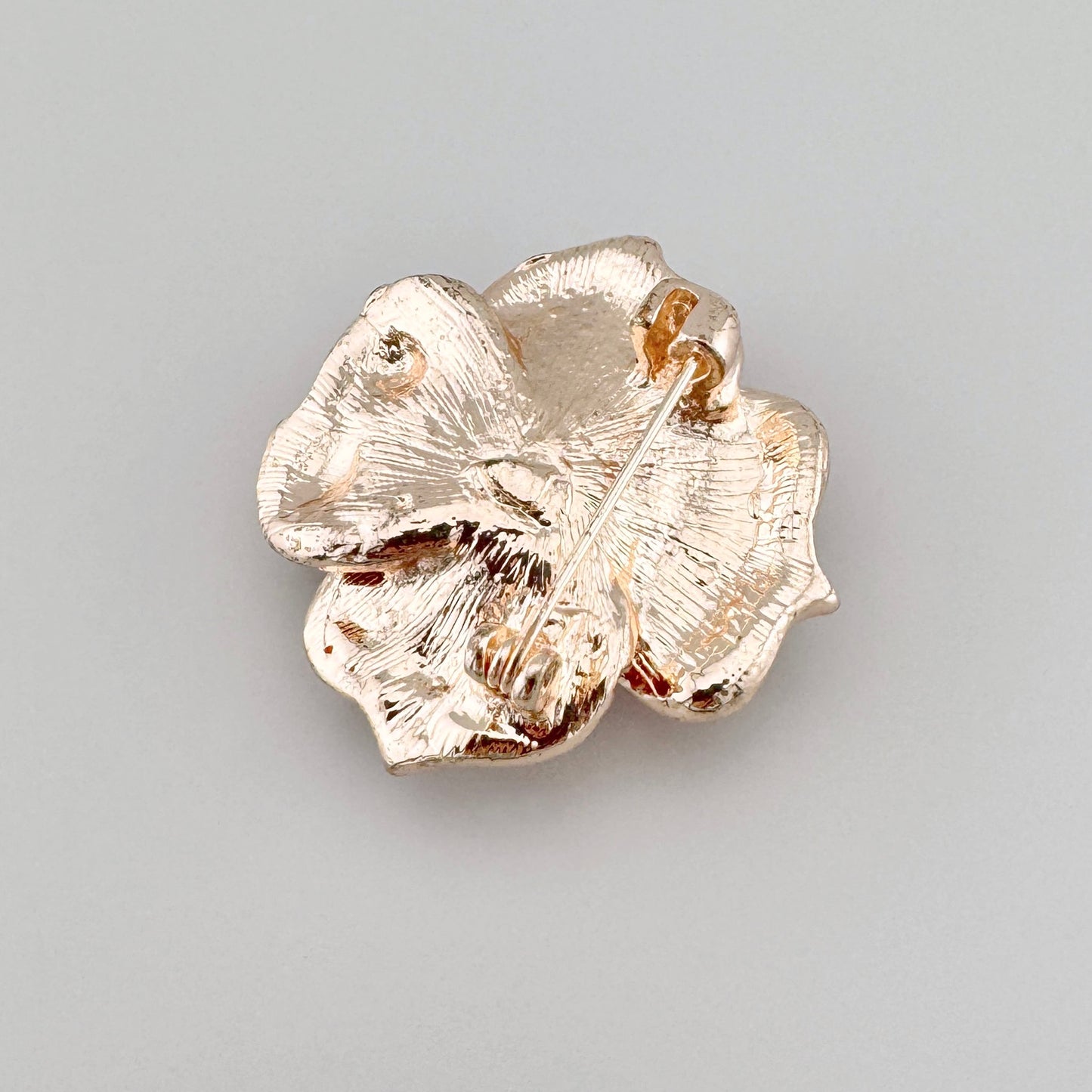 Brosche in Form einer Rose, aus roter Emaille mit goldener Umrandung, spanische Marke Sonata.