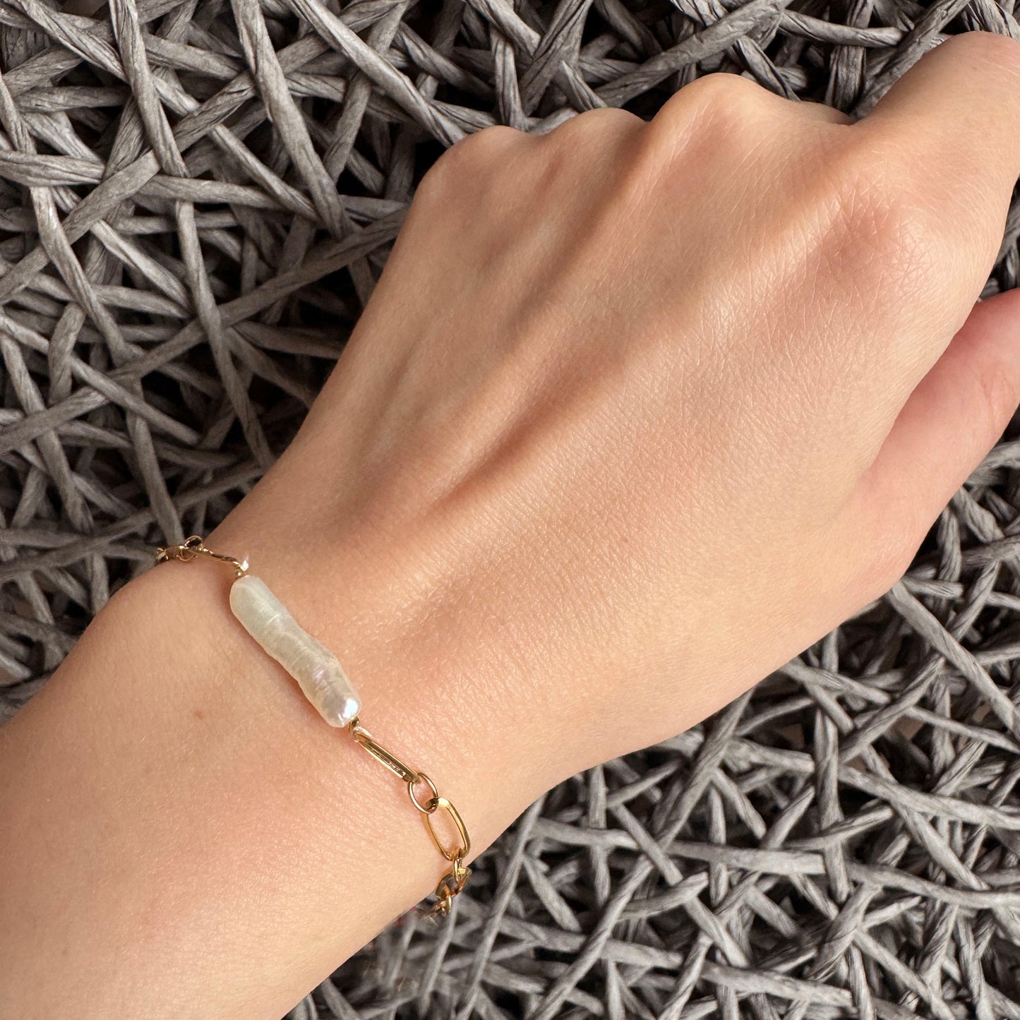 Bracelet chaîne dorée avec perle allongée, marque française IRL.