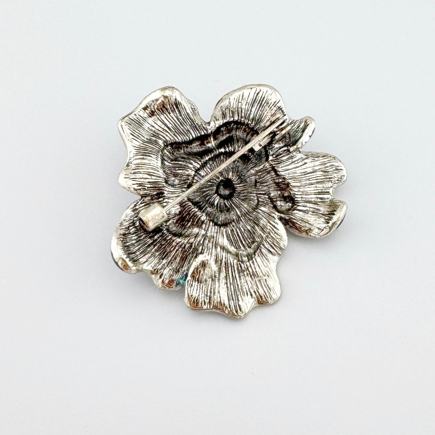 Broche élégante en forme de fleur avec émail peint à la main dans des tons de vert, violet et turquoise, marque espagnole Sonata.
