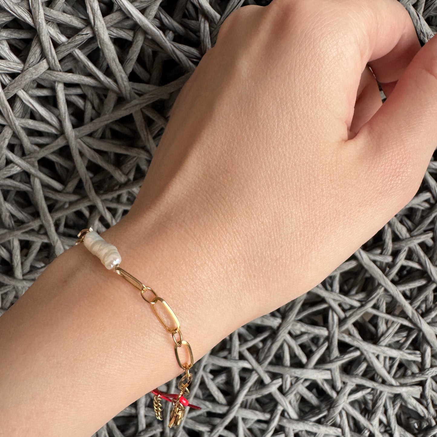 Gold-plated chain bracelet with an elongated pearl, French brand IRL.