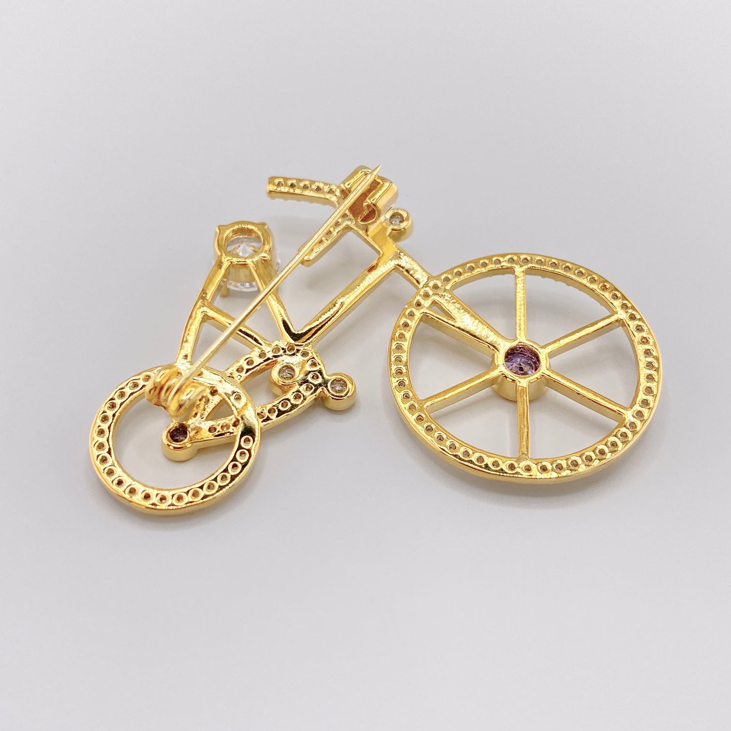 broszki z kamieniami