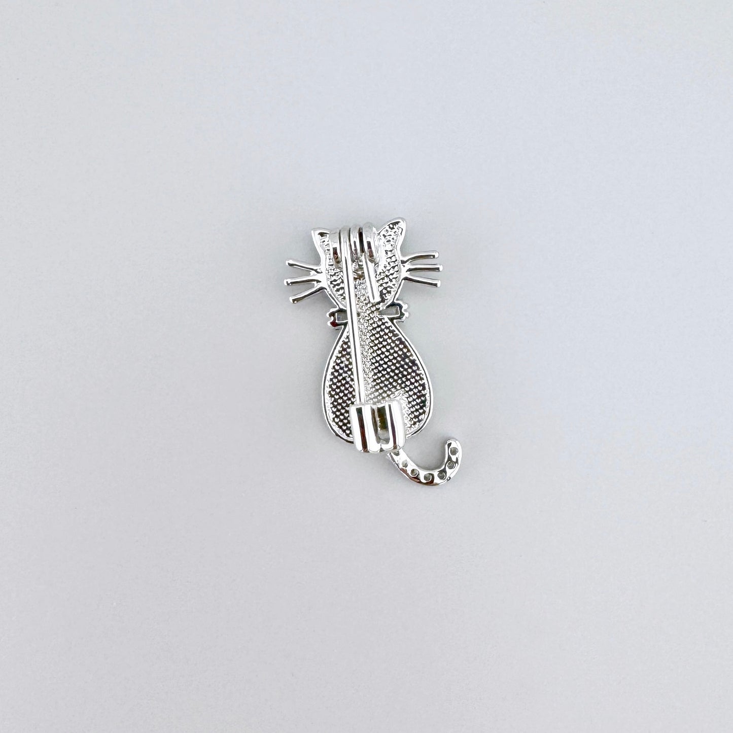 Brosche in Katzenform mit Perlmutt und Zirkoniasteinen, spanische Marke Maravillas.