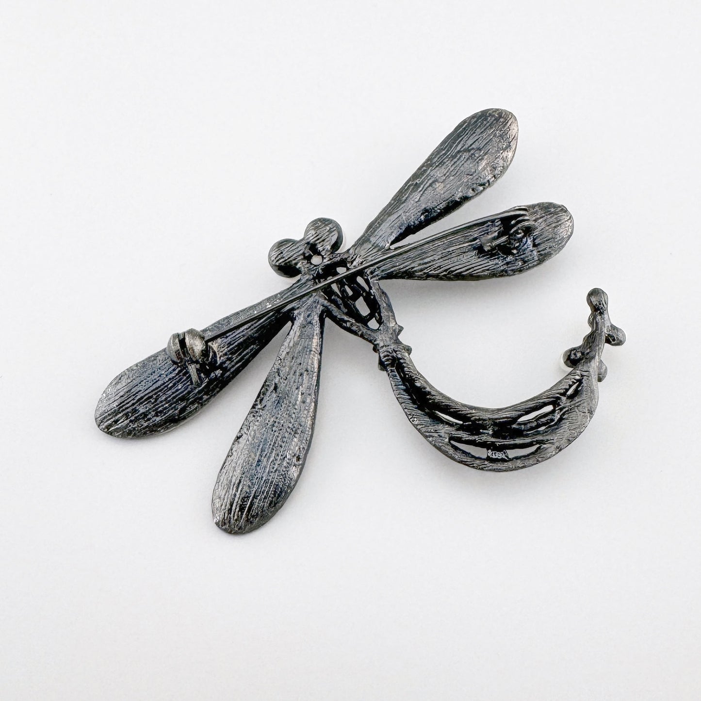 Брошь в форме стрекозы из металла с эффектом состаренного серебра, украшенная текстурированными крыльями и искусственными жемчужинами, испанский бренд Sonata.
