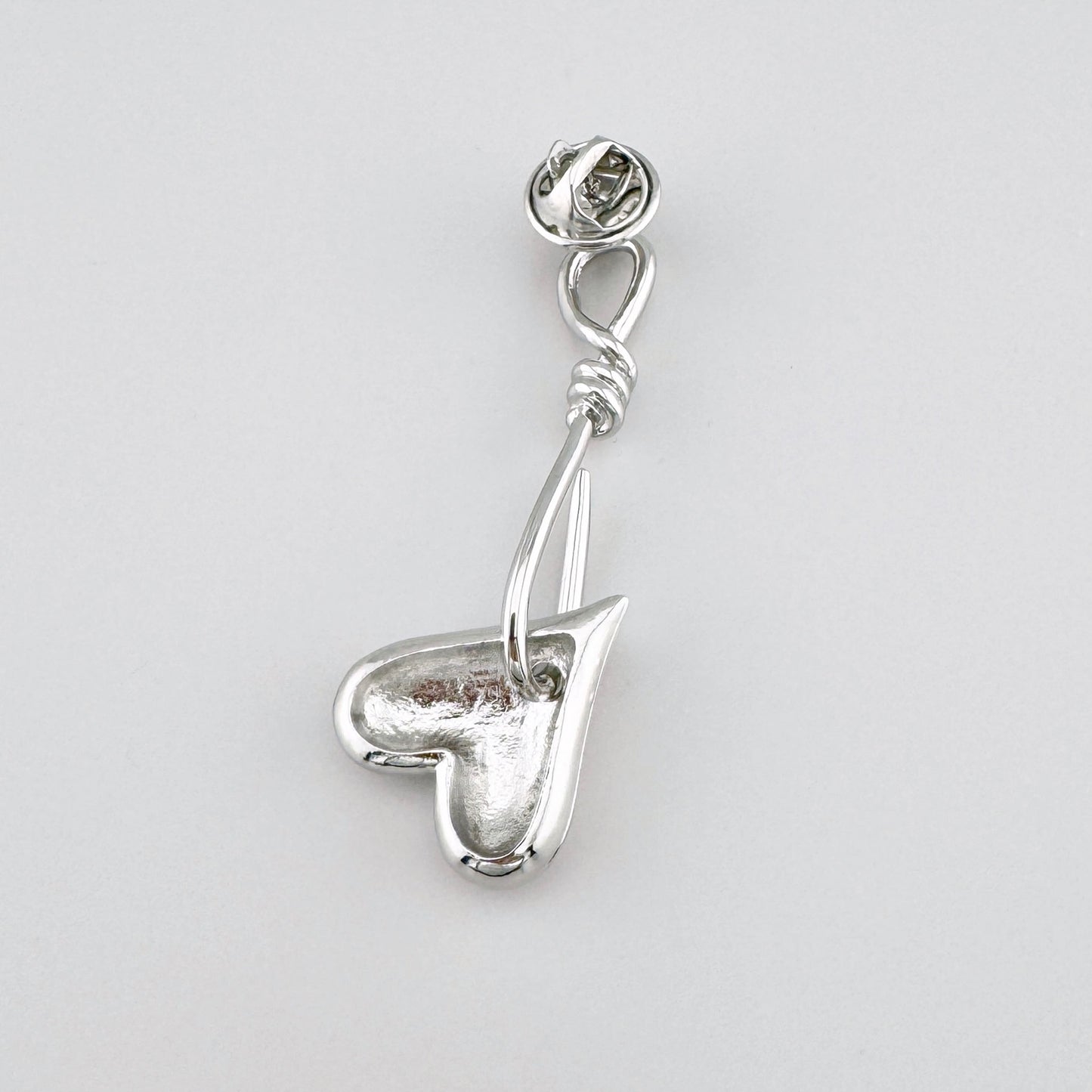 Broche en forme de cœur argenté, accessoire élégant de la marque espagnole Sonata.