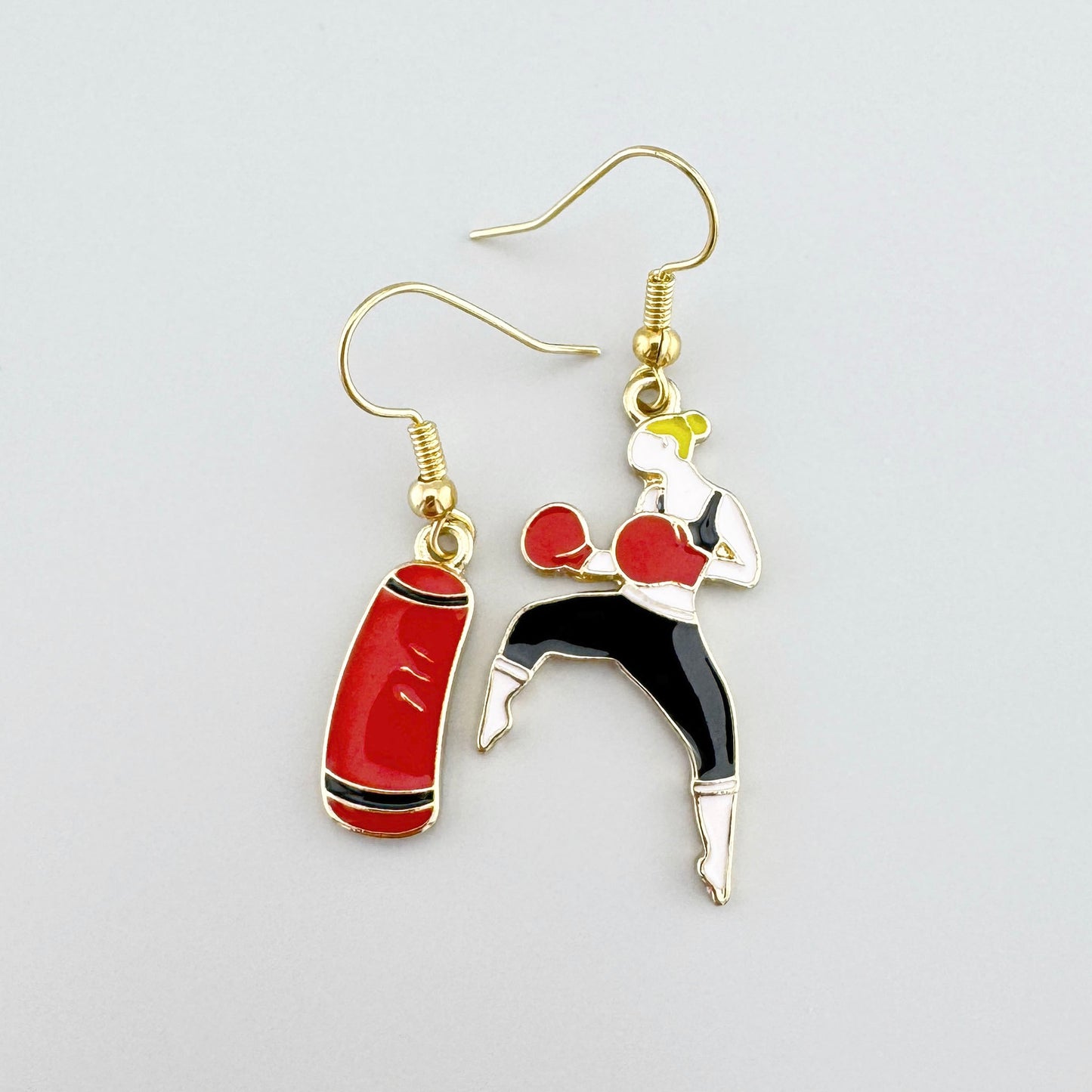 Ohrringe mit Boxmotiv in Gold mit roter Emaille, mit Boxer und Boxsack.