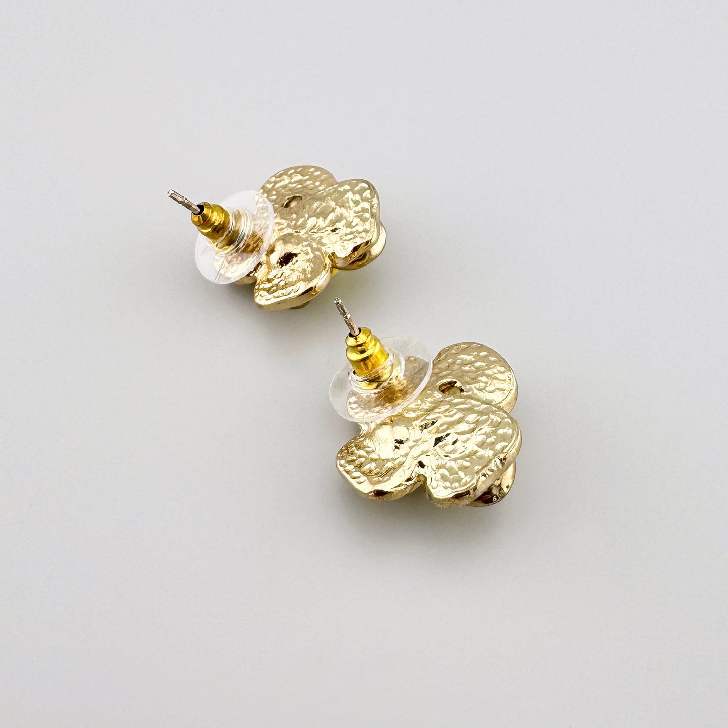 Boucles d'oreilles en forme de fleur avec émail jaune et finition dorée.
