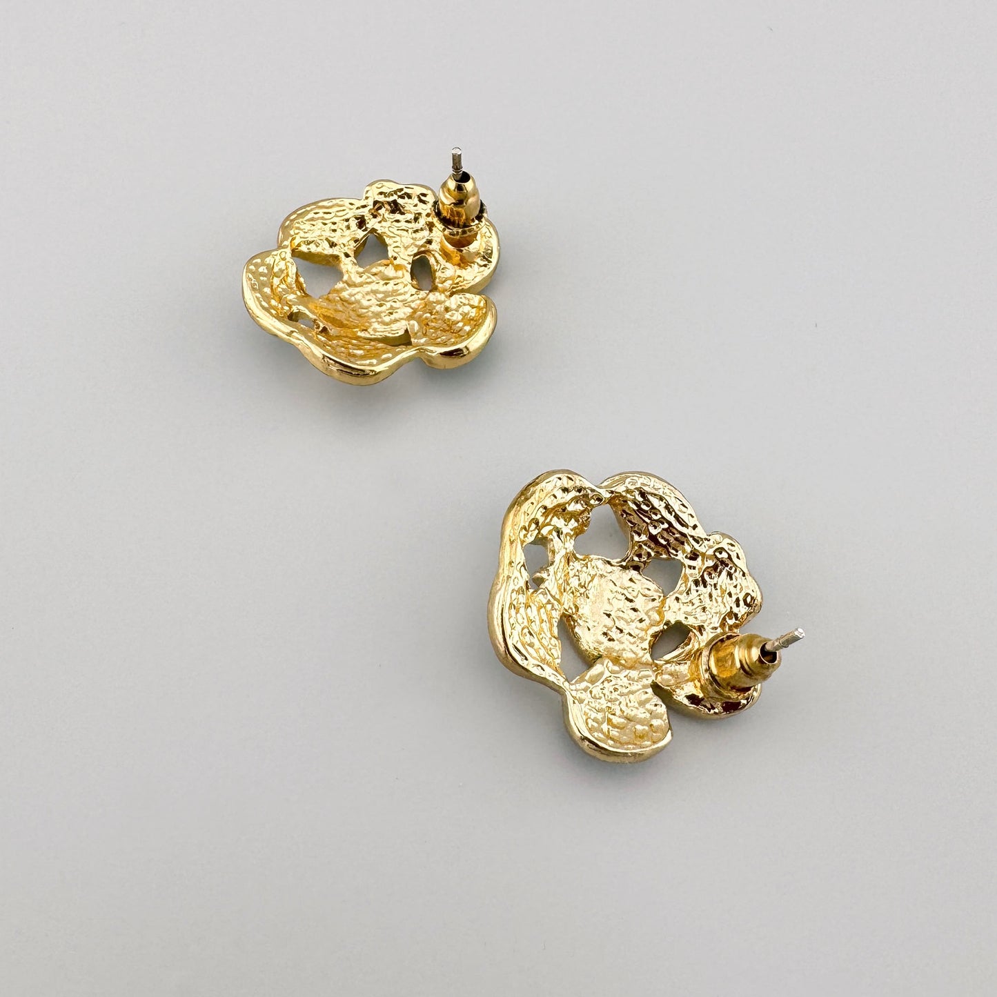 Boucles d'oreilles en forme de fleur avec émail turquoise et finition dorée, design élégant.