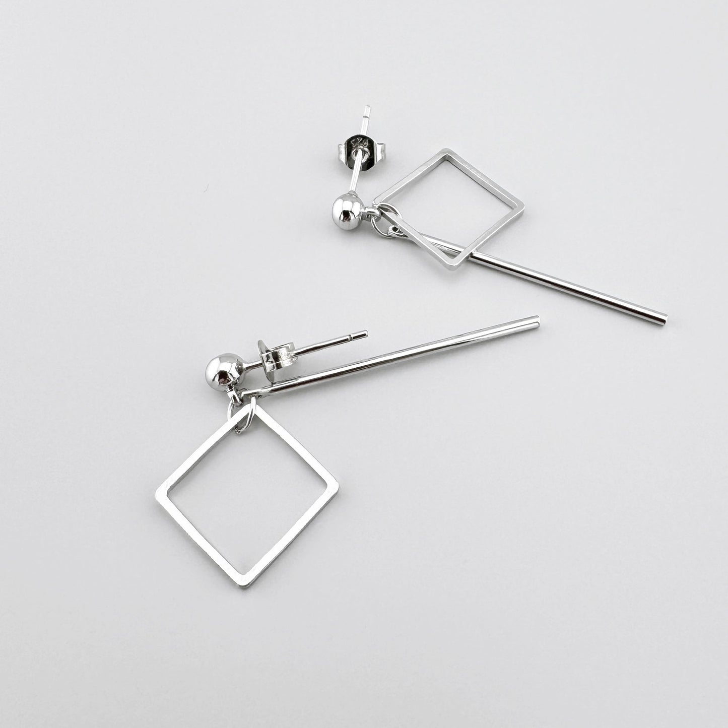 Серебряные серьги с геометрическим узором, минималистичный дизайн.