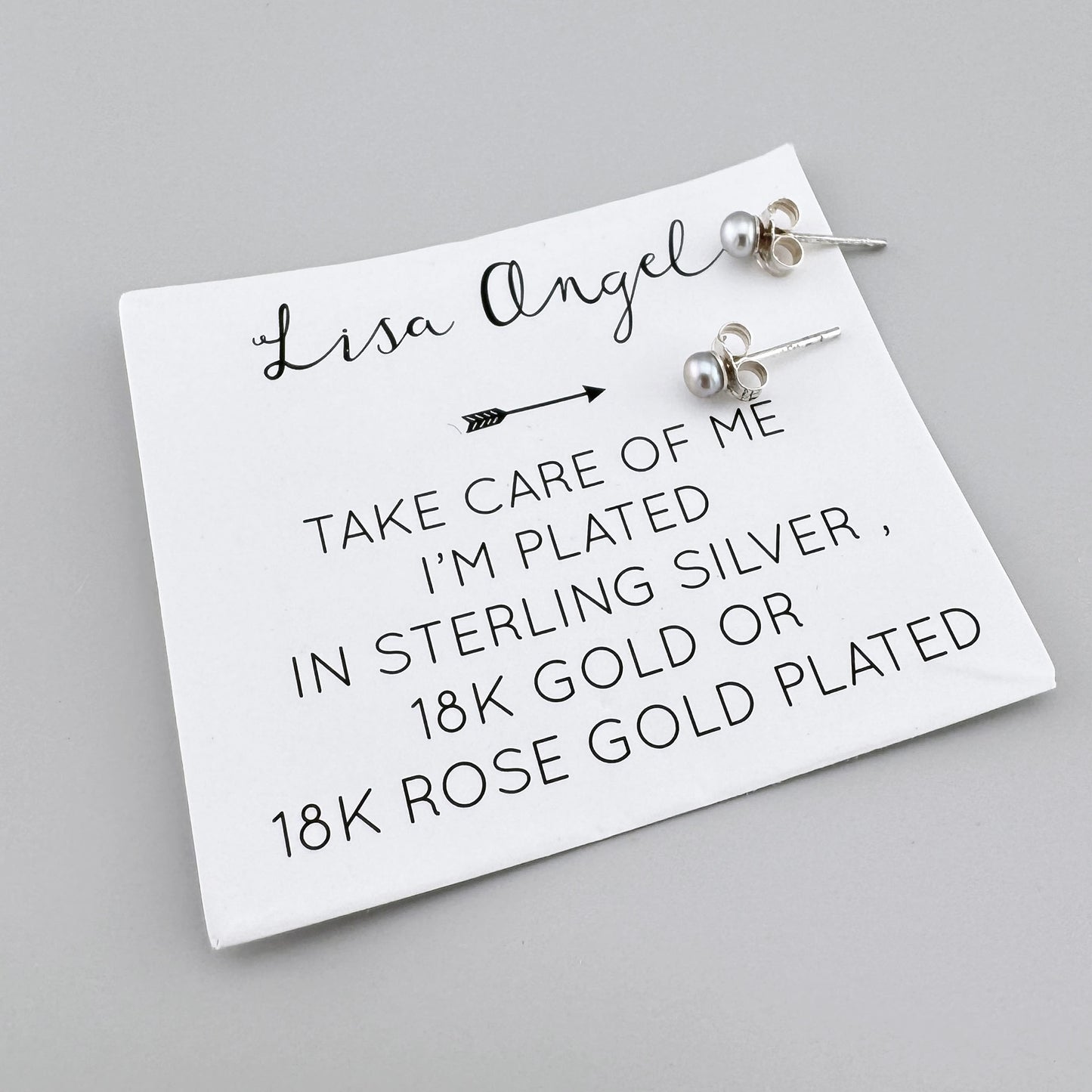 Silberne Ohrringe mit natürlichen grauen Perlen, dezentes und elegantes Design.