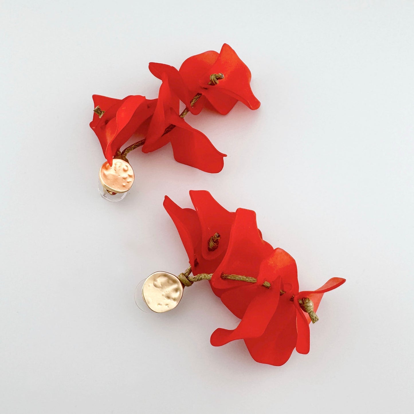 Pendientes colgantes con pétalos acrílicos rojos y cierre dorado, marca española Sonata.