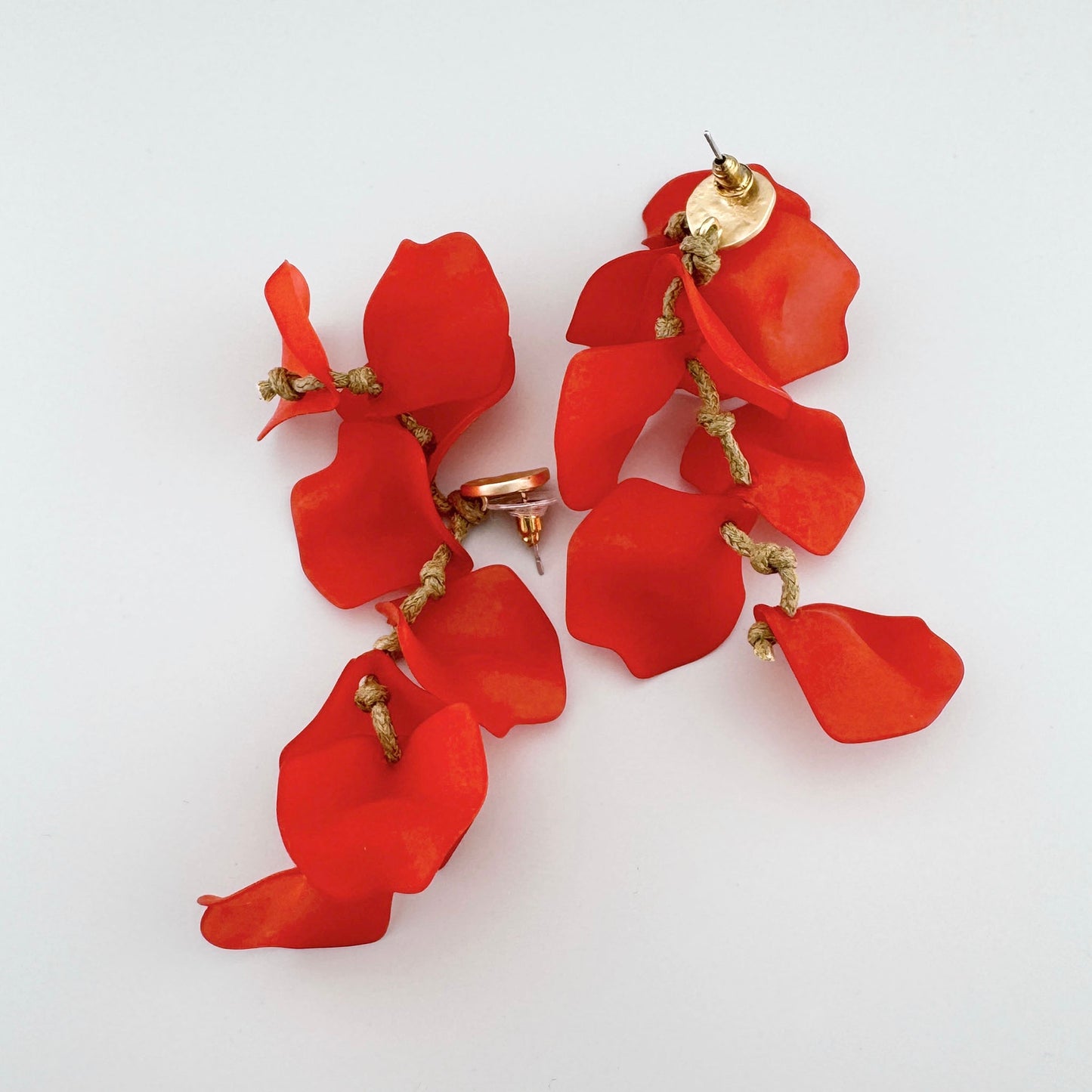 Boucles d'oreilles avec pétales rouges mats et fermoir doré, marque espagnole Sonata.