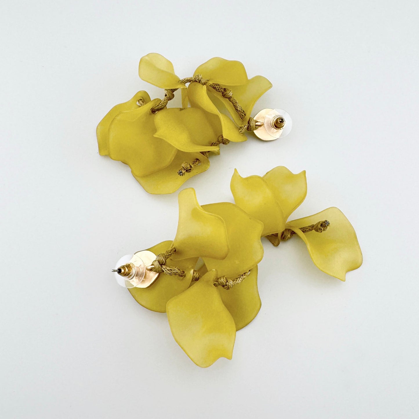Ohrringe mit gelben blattförmigen Anhängern an einer natürlichen Schnur, spanische Marke Sonata.