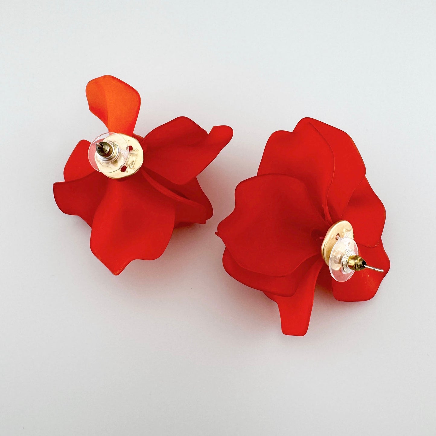 Blumenförmige Ohrringe aus mattem Acryl in leuchtendem Rot.