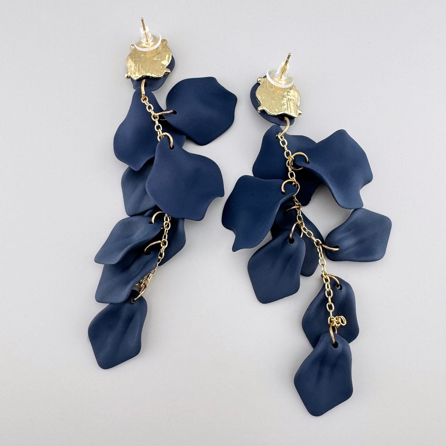 Pendientes colgantes con esmalte mate azul marino y cadenas doradas.