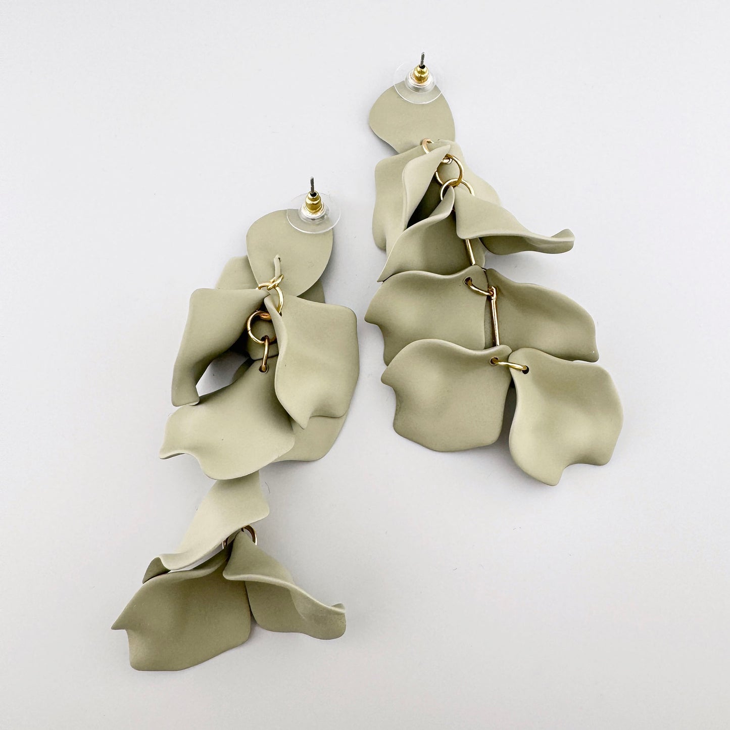 Серьги висячие с элементами, покрытыми матовой эмалью в форме лепестков цветов.