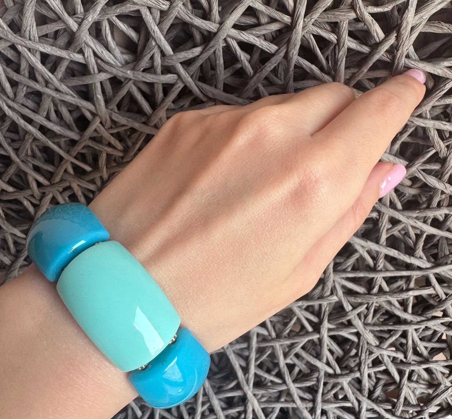 Elastic bracelet with turquoise and blue beads, French brand Ikita.