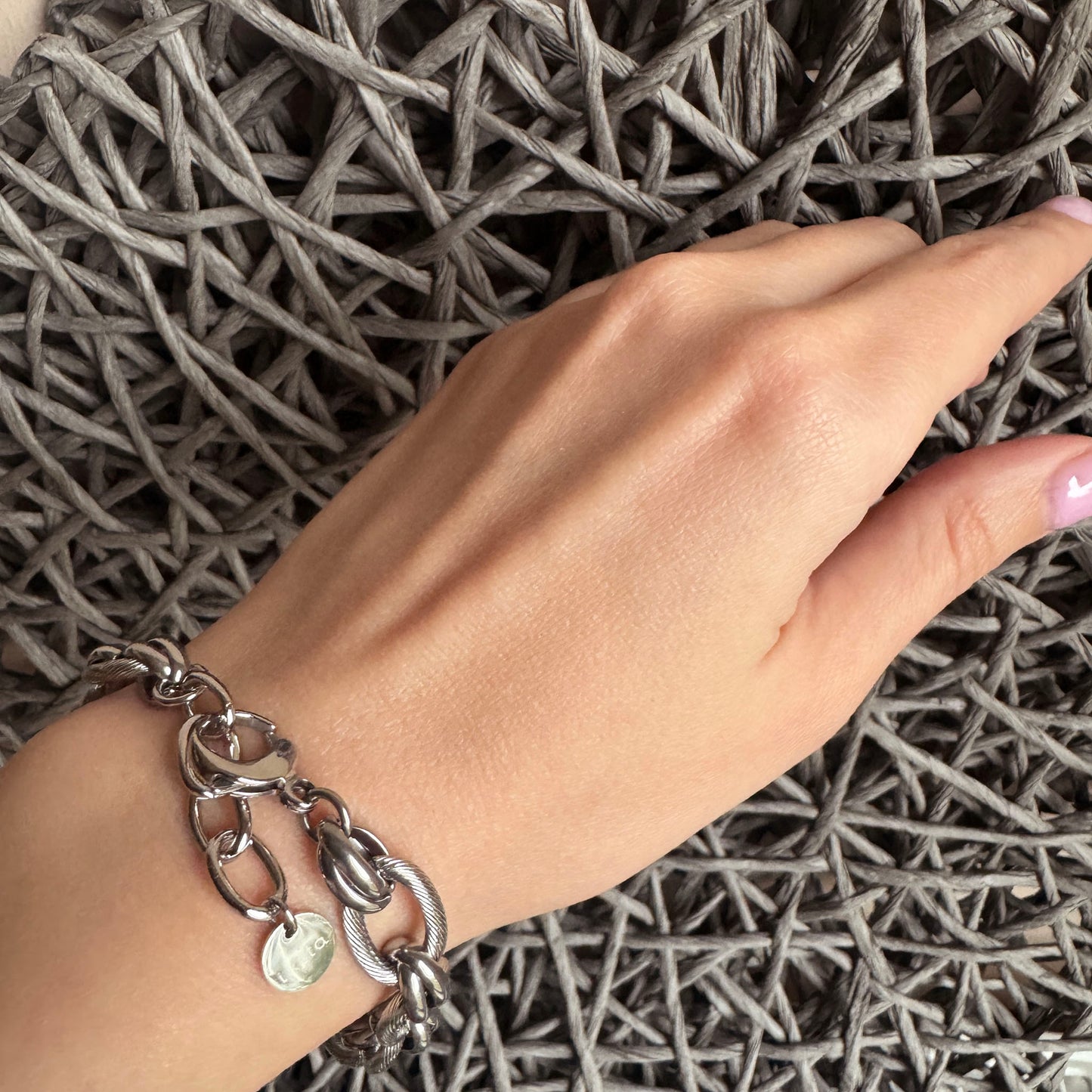 Pulsera de acero inoxidable con eslabones lisos y texturizados, marca francesa Ikita.