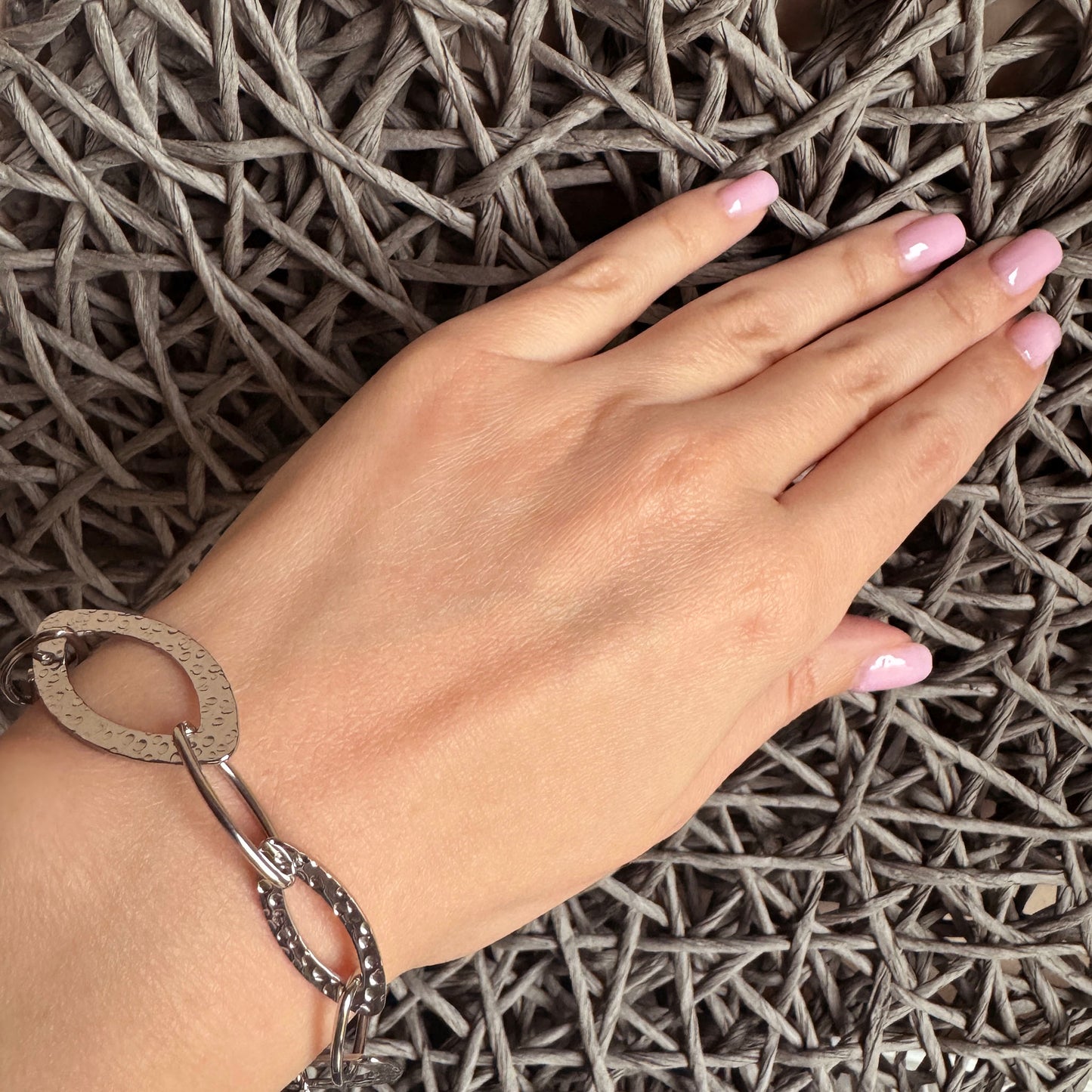 Bracelet made of hammered elliptical links in stainless steel, French brand Ikita.