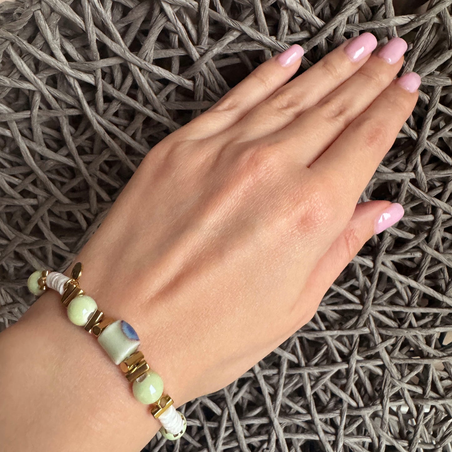 Pulsera elástica con cuentas de cerámica en tonos verde pastel, azul y burdeos, marca francesa Ikita.