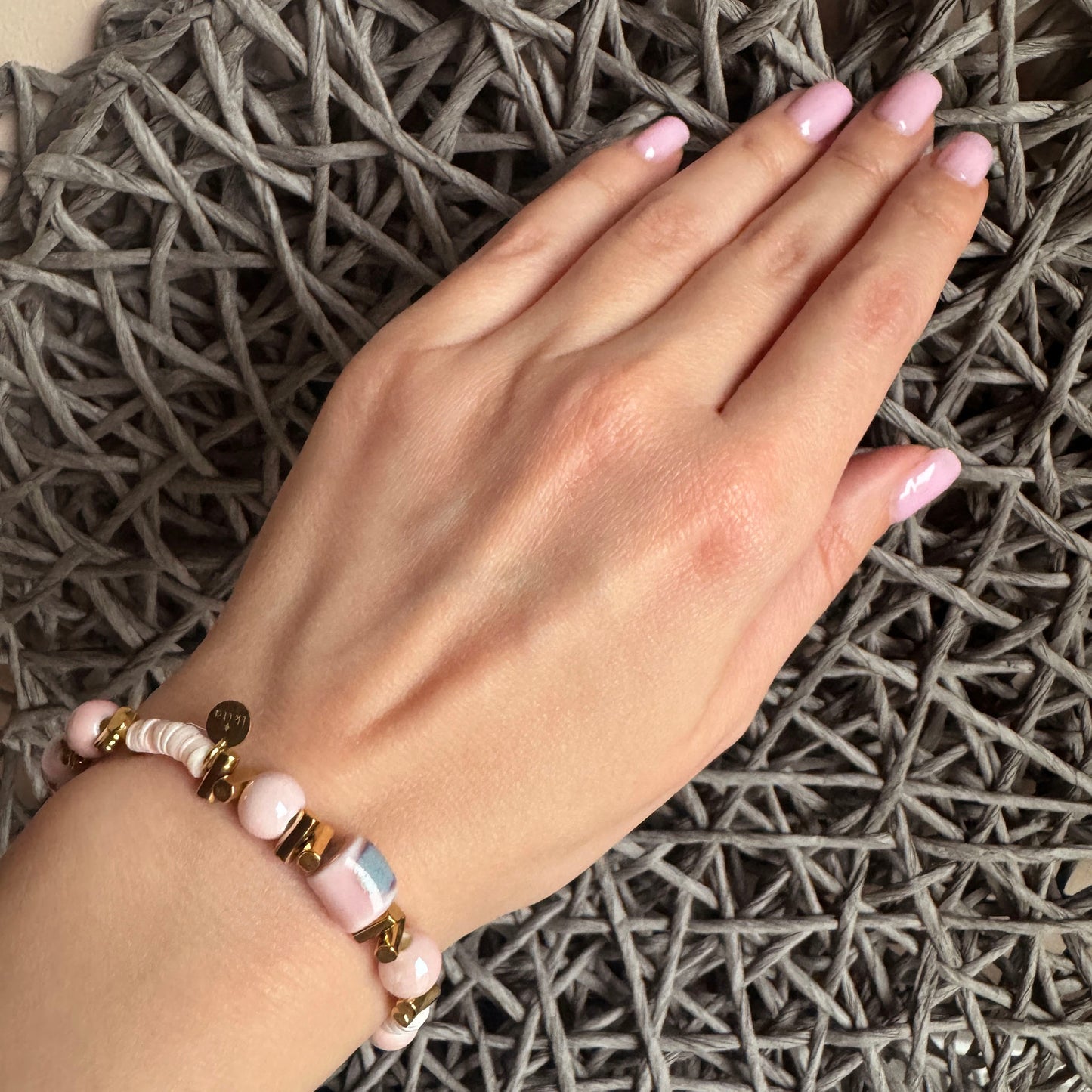 Stretch bracelet with ceramic beads in powder pink and beige tones, French brand Ikita.