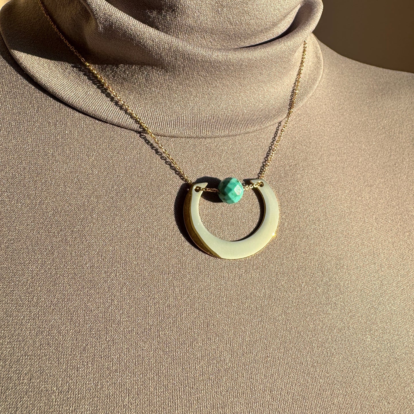 Necklace with a geometric pendant Ikita (France)