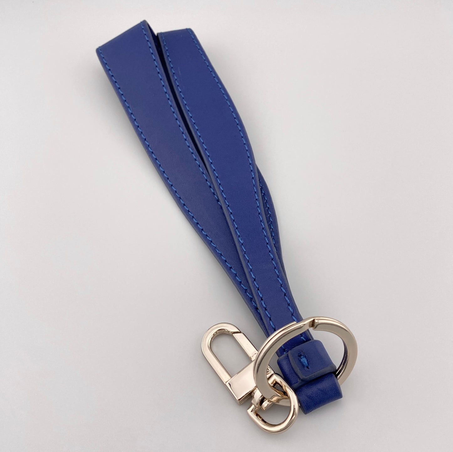 niebieski brelok