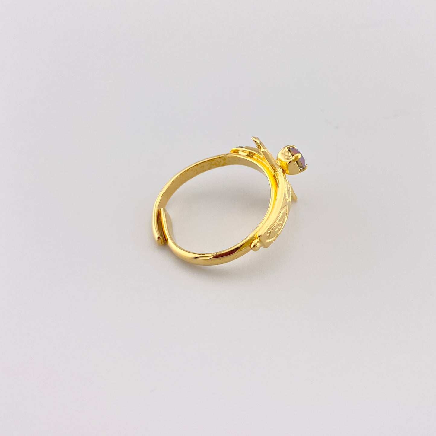 złoty pierścionek krzyż