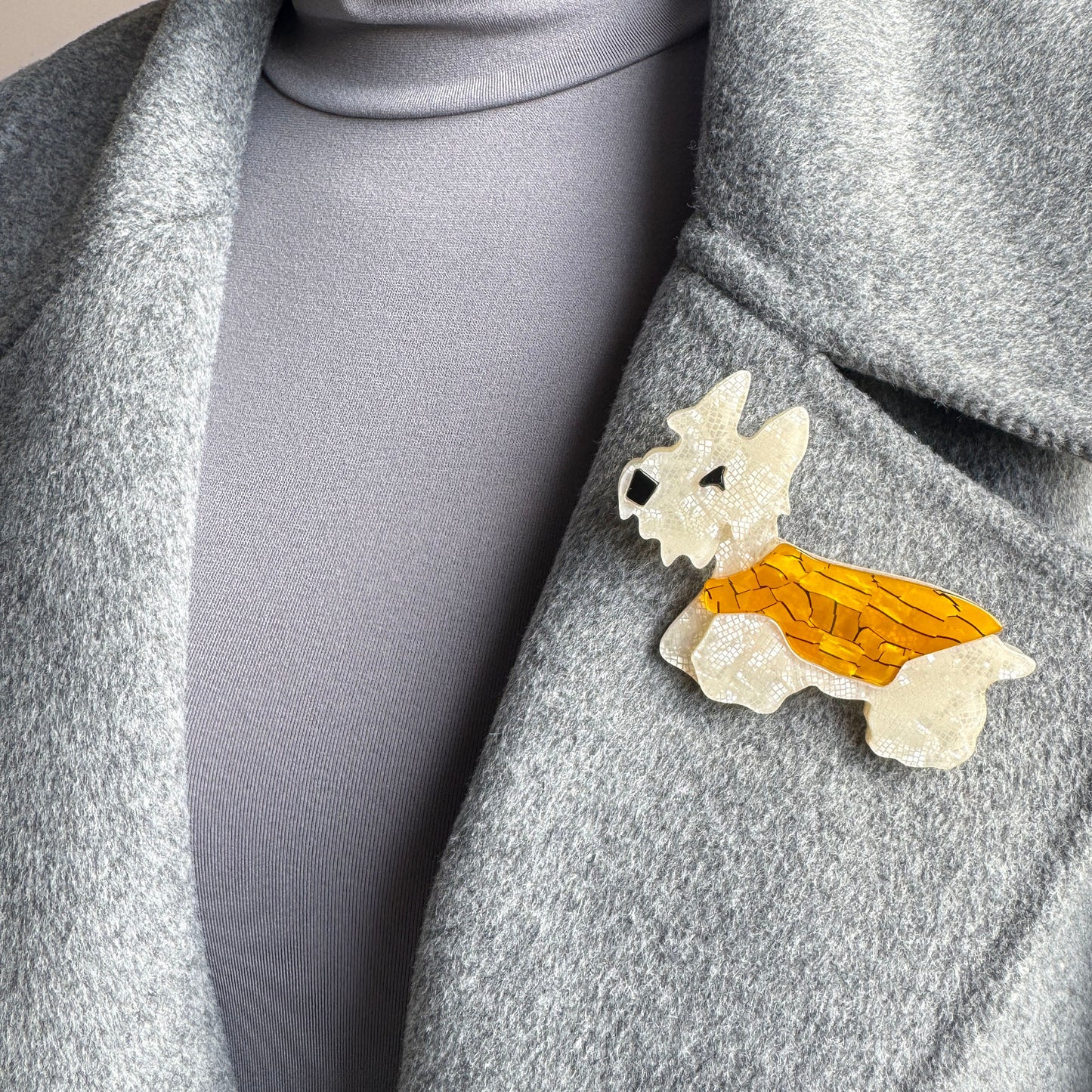 Dog-shaped pin made of pearlescent acrylic with a yellow craquelure-textured coat, Spanish brand Sonata.