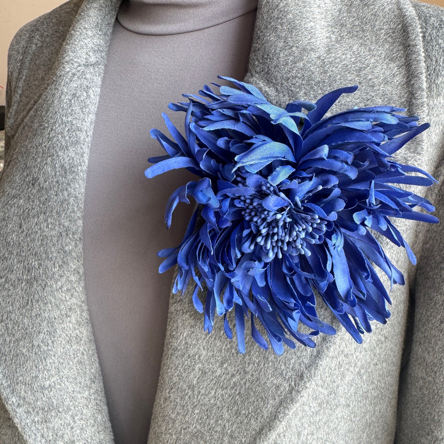 Brooch shaped like a chrysanthemum in cobalt blue, Spanish brand Sonata.
