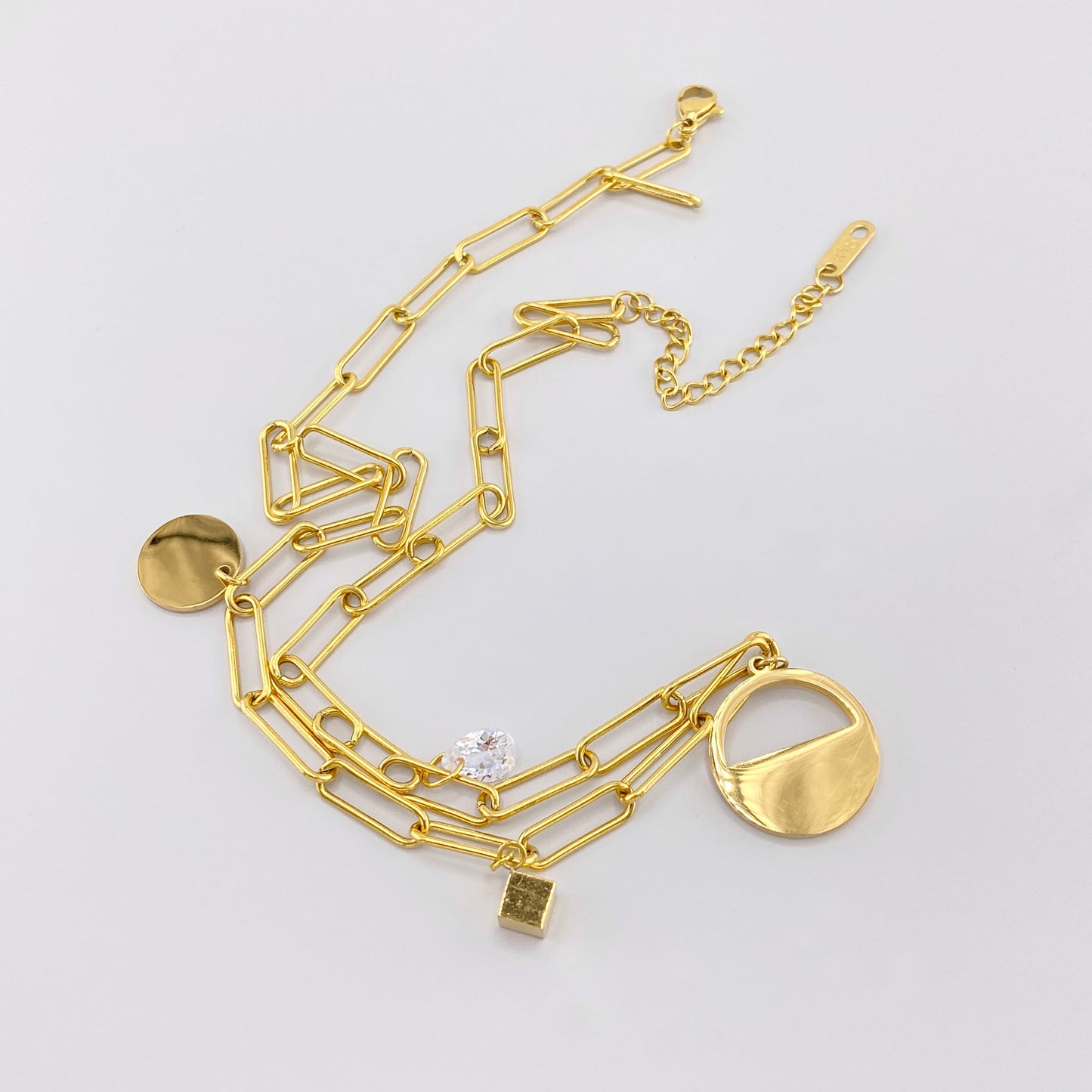 Necklace with a geometric decor