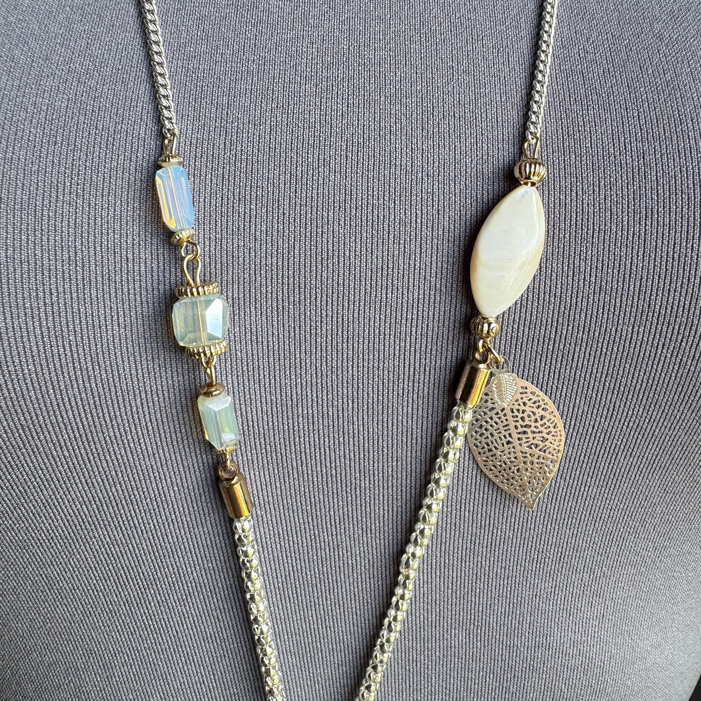 Mother of pearl necklace La Chiquita (France)