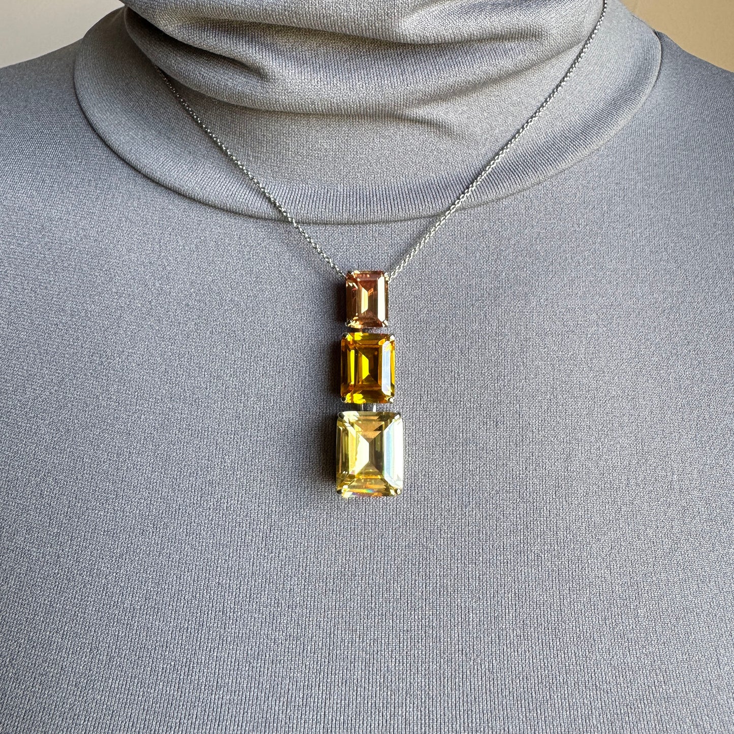 Necklace with three crystals Choice