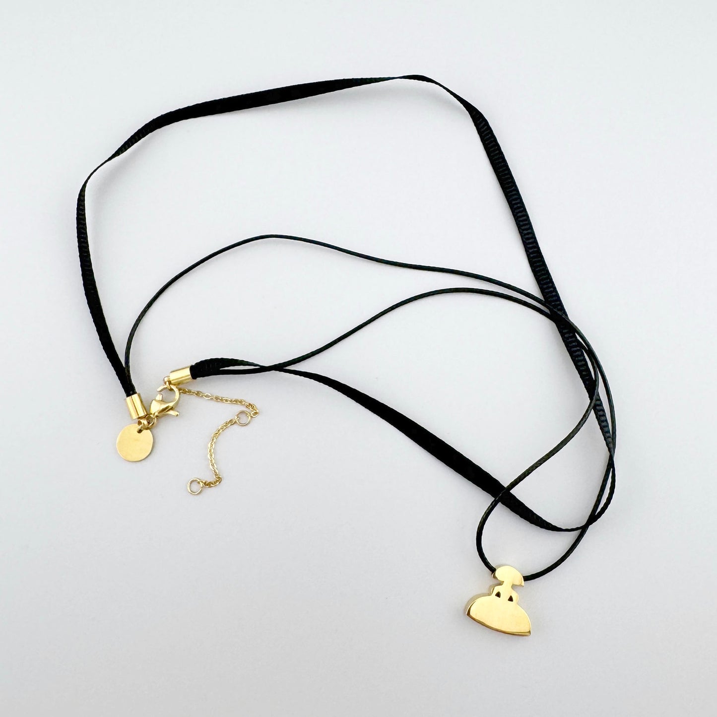 Collar con cinta negra y colgante dorado, marca española Sonata.