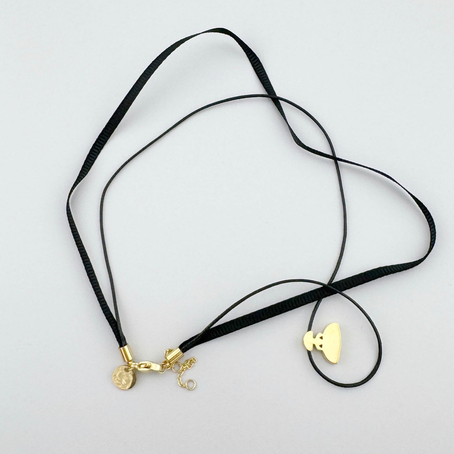 Collier avec ruban noir et pendentif doré, marque espagnole Sonata.