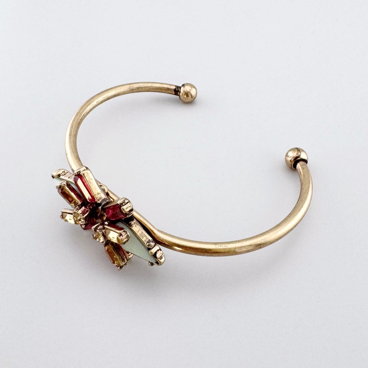 Bracelet ouvert en or avec des cristaux géométriques.
