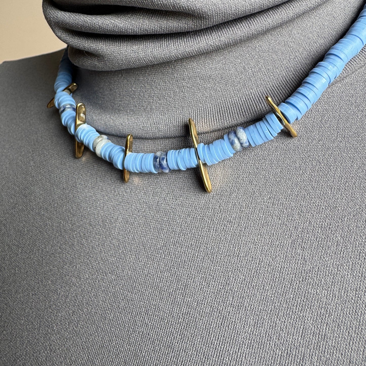Choker mit blauen Scheiben und Sodalitsteinen, veredelt mit goldfarbenen Details, französische Marke Ikita.