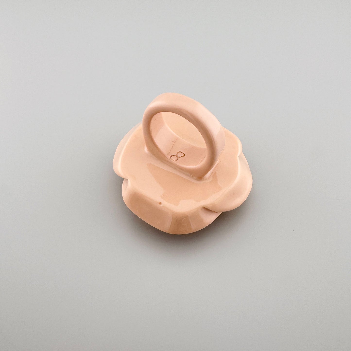 Bague en forme de rose en plastique de couleur rose pâle, marque espagnole Sonata.
