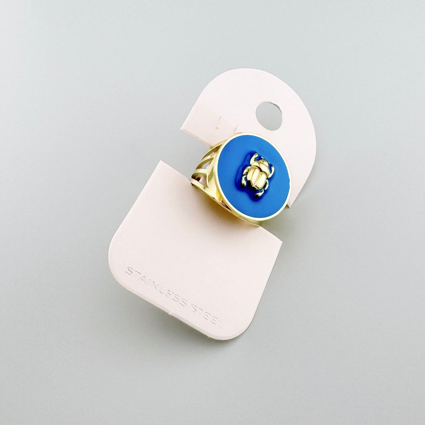 Vergoldeter Ring mit blauer Emaille und goldfarbenem Käfermotiv, französische Marke Ikita.