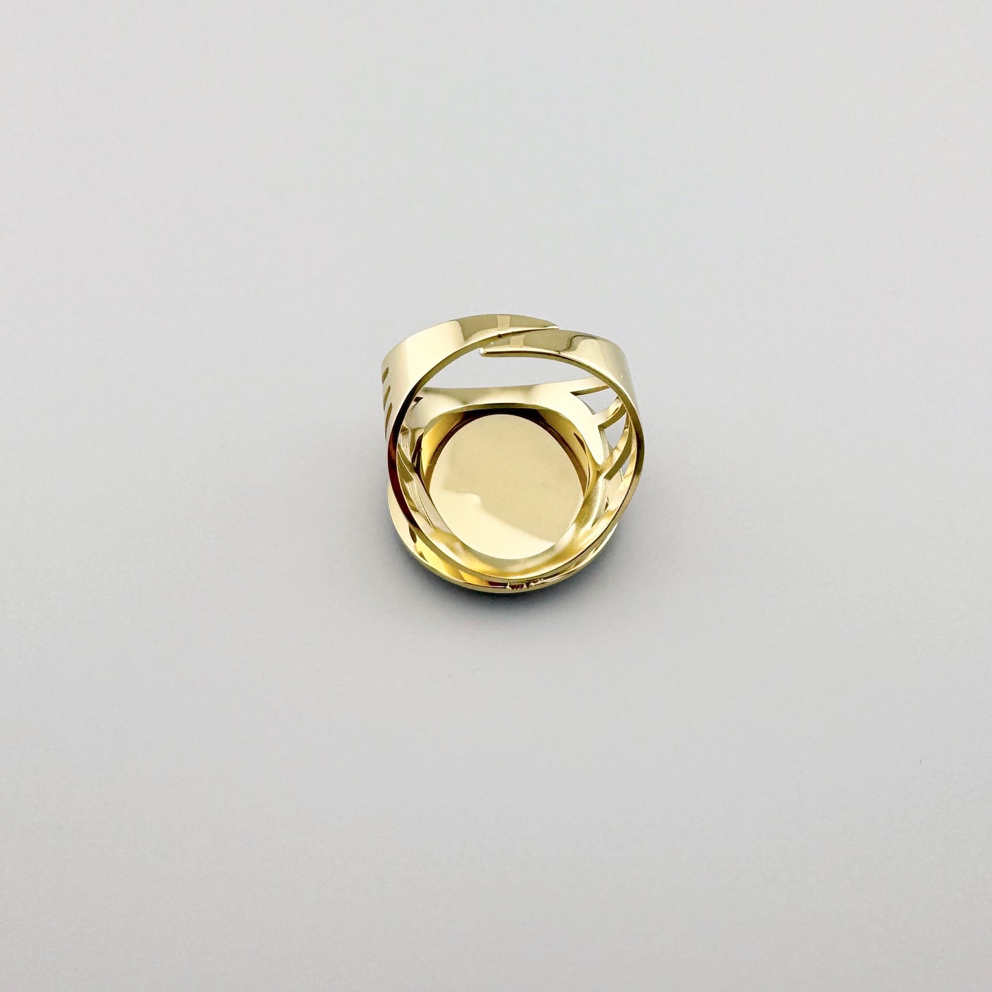 Anillo en tono dorado con esmalte azul y motivo de escarabajo dorado, marca francesa Ikita.